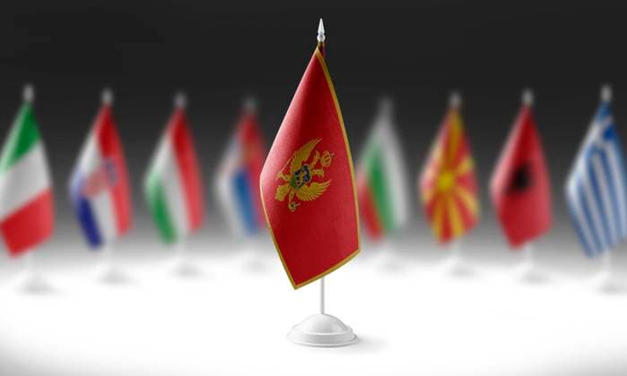 Die Nationalflagge von Montenegro auf dem Hintergrund der Flaggen anderer Länder The national flag of the Montenegro on the background of flags of other countries. Copyright: xZoonar.com BUTENKOVxALEKSEYx 19493773