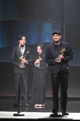 61st Taiwan Film Golden Horse Awards TAIPEI, CHINA - NOVEMBER 24, 2024 - Actors receive trophies at the 61st Taiwan Film Golden Horse Awards in Taipei, Taiwan province, China, Nov 24, 2024. Taipei Taiwan China  Copyright: xCFOTOx i1732415725229