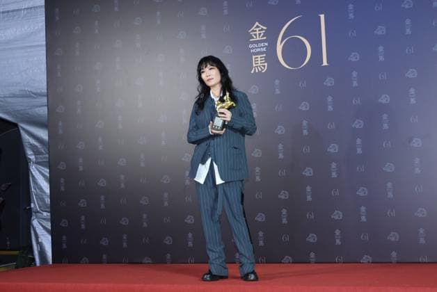 61st Taiwan Film Golden Horse Awards TAIPEI, CHINA - NOVEMBER 24, 2024 - Actors receive trophies at the 61st Taiwan Film Golden Horse Awards in Taipei, Taiwan province, China, Nov 24, 2024. Taipei Taiwan China  Copyright: xCFOTOx i1732415591171