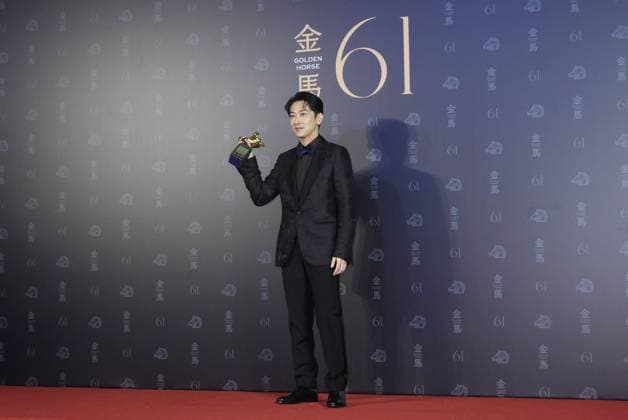 61st Taiwan Film Golden Horse Awards TAIPEI, CHINA - NOVEMBER 24, 2024 - Actors receive trophies at the 61st Taiwan Film Golden Horse Awards in Taipei, Taiwan province, China, Nov 24, 2024. Taipei Taiwan China  Copyright: xCFOTOx i1732415593189
