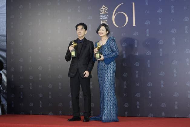 61st Taiwan Film Golden Horse Awards TAIPEI, CHINA - NOVEMBER 24, 2024 - Actors receive trophies at the 61st Taiwan Film Golden Horse Awards in Taipei, Taiwan province, China, Nov 24, 2024. Taipei Taiwan China  Copyright: xCFOTOx i1732415594571