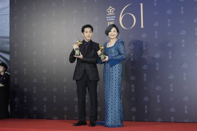 61st Taiwan Film Golden Horse Awards TAIPEI, CHINA - NOVEMBER 24, 2024 - Actors receive trophies at the 61st Taiwan Film Golden Horse Awards in Taipei, Taiwan province, China, Nov 24, 2024. Taipei Taiwan China  Copyright: xCFOTOx i1732415594843