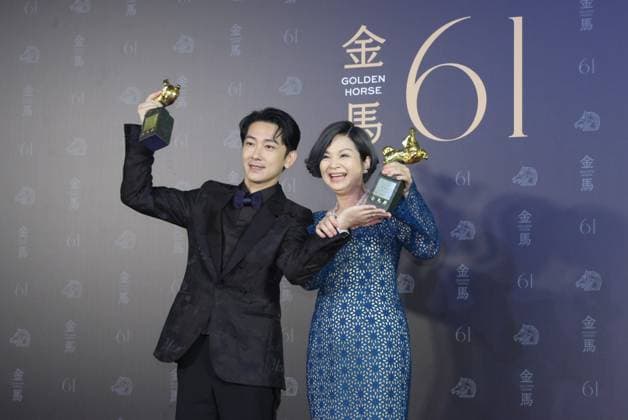 61st Taiwan Film Golden Horse Awards TAIPEI, CHINA - NOVEMBER 24, 2024 - Actors receive trophies at the 61st Taiwan Film Golden Horse Awards in Taipei, Taiwan province, China, Nov 24, 2024. Taipei Taiwan China  Copyright: xCFOTOx i1732415628690