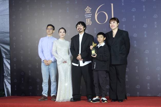 61st Taiwan Film Golden Horse Awards TAIPEI, CHINA - NOVEMBER 24, 2024 - Actors receive trophies at the 61st Taiwan Film Golden Horse Awards in Taipei, Taiwan province, China, Nov 24, 2024. Taipei Taiwan China  Copyright: xCFOTOx i1732415630963