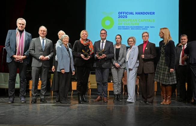Abschlusspressekonferenz und offizielle Übergabe des Titels Kulturhauptstadt Europas der Städte Bad Ischl (Österreich) Tartu (Estland) und Bodo (Norwegen) an die Städte Chemnitz (Deutschland) und Nova Gorica (Slowenien) Gorizia (Italien), im Lehar Theater in Bad Ischl, an die europäischen Kulturhauptstädte Europas 2025 Chemnitz (Deutschland) und Nova Gorica (Slowenien), fotografiert am 22.11.2024. - Das Bild zeigt v.l.n.r.: Christoph Thun-Hohenstein, Botschafter und Sektionsleiter der Sektion Internationale Kulturangelegenheiten im BMEIA; Vito Cecere, Botschafter der Bundesrepublik Deutschland in Wien; Merle Pajula, Botschafterin der Republik Estland in Wien; Susan Eckey, Botschafterin der Königlich Norwegischen Botschaft in Wien