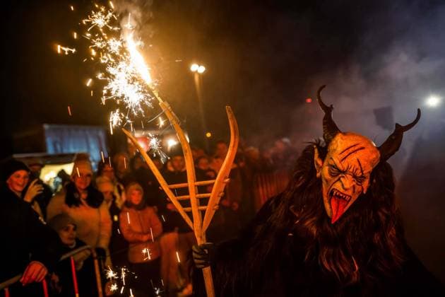 Bilder des Jahres 2024, News 11 November News Themen der Woche KW47 23.11.2024, Ostermiething, AUT, Unterwegs in Oberösterreich, Themenbild, Symbolbild, Verschiedene Themenbilder, Krampus, Perchten, Percht, Brauchtum, im Bild Illustration zum Thema Krampus, Perchten, Perchtenlauf, Krampuslauf, Bengalische Feuer, Perchtenlauf, Percht, *** 23 11 2024, Ostermiething, AUT, On the road in Upper Austria, Theme picture, Symbol picture, Various theme pictures, Krampus, Perchten, Percht, Customs, in the picture illustration on the topic Krampus, Perchten, Perchtenlauf, Krampuslauf, Bengal fire, Perchtenlauf, Percht,
