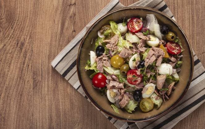 Salat mit Thunfisch aus der Dose, Gemüsesalat mit Wachteleiern, Kopfsalat, roten Zwiebeln, Kirschtomaten, Oliven, Keto Essen, gesundes Essen, hausgemacht, ohne Menschen Salad with canned tuna, vegetable salad with quail eggs, lettuce, red onion, cherry tomatoes, olives, keto food, healthy food, homemade, no people Copyright: imageBROKER GalinaxDidebashvili ibxgai11813329.jpg