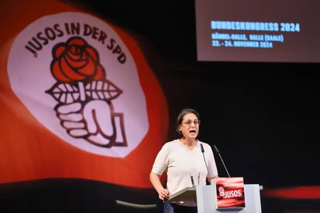 Bilder des Jahres 2024, News 11 November News Themen der Woche KW47 News Bilder des Tages Halle (Saale), Sachsen-Anhalt, Deutschland, 24.11.2024: Händel-Halle: Juso-Bundeskongress 2024: SPD-Vize Serpil Midyatli hält eine Rede *** Halle Saale , Saxony-Anhalt, Germany, 24 11 2024 Händel Halle Juso Federal Congress 2024 SPD Vice President Serpil Midyatli gives a speech Copyright: xdtsxNachrichtenagenturx dts_52468