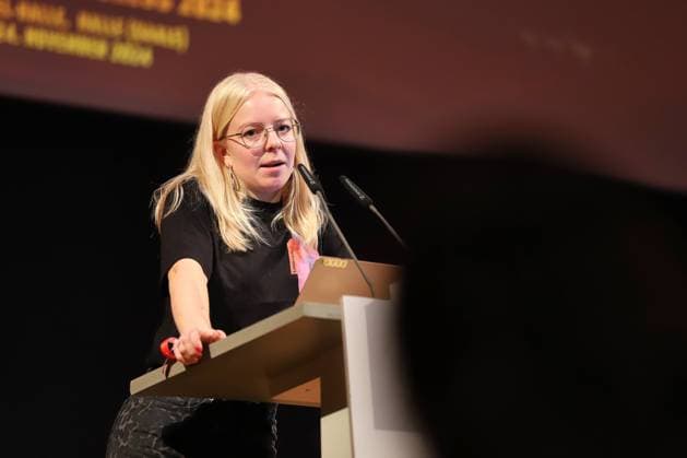 Halle (Saale), Sachsen-Anhalt, Deutschland, 24.11.2024: Händel-Halle: Juso-Bundeskongress 2024: Jette Nietzard, Bundessprecherin der Grünen Jugend, hält ein Grußwort *** Halle Saale , Saxony-Anhalt, Germany, 24 11 2024 Händel Halle Juso Federal Congress 2024 Jette Nietzard, Federal Spokesperson of the Green Youth, gives a welcoming address Copyright: xdtsxNachrichtenagenturx dts_52482