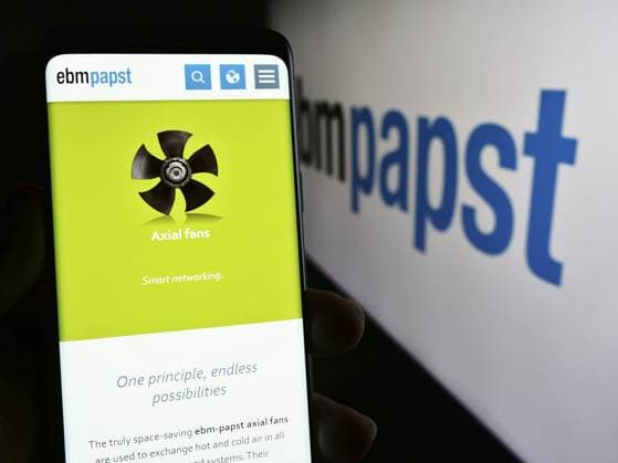 Stuttgart, Deutschland, 13.04.2024: Eine Person hält ein Mobiltelefon mit der Webseite des deutschen Elektromotorenherstellers EBM Papst Gruppe vor dem Logo. Fokus auf die Mitte des Telefondisplays, Europa Stuttgart, Germany, 04-13-2024: Person holding mobile phone with web page of German electric motor company EBM-Papst Gruppe in front of logo. Focus on center of phone display, Europe Copyright: imageBROKER TimonxSchneider ibliqx11767335.jpg