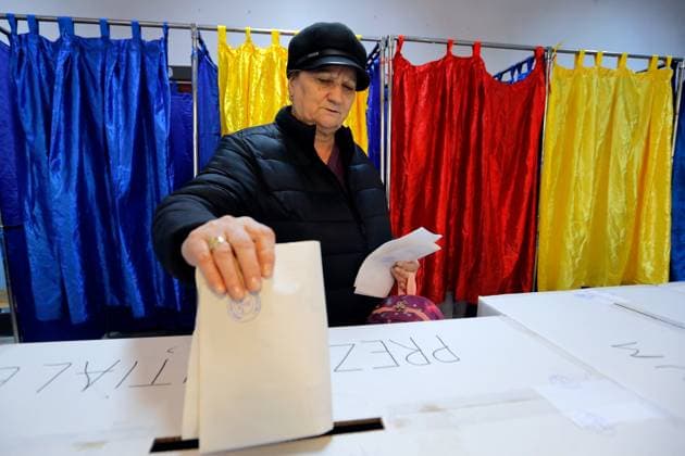 News Themen der Woche KW47 News Bilder des Tages (241124) -- BUCHAREST, Nov. 24, 2024 -- A woman votes during the first round of the presidential elections at a polling station in Bucharest, Romania, Nov. 24, 2024. Romanians headed to the polls Sunday for the first round of the presidential election, choosing from 14 candidates to lead the country for the next five years. (Photo by Cristian Cristel Xinhua) ROMANIA-BUCHAREST-PRESIDENTIAL ELECTION ZhangxGaiping 