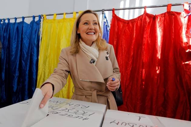 Bilder des Jahres 2024, News 11 November News Themen der Woche KW47 (241124) -- BUCHAREST, Nov. 24, 2024 -- Elena Lasconi, leader of the Save Romania Union (USR), votes during the first round of the presidential elections at a polling station in Bucharest, Romania, Nov. 24, 2024. Romanians headed to the polls Sunday for the first round of the presidential election, choosing from 14 candidates to lead the country for the next five years. (Photo by Cristian Cristel Xinhua) ROMANIA-BUCHAREST-PRESIDENTIAL ELECTION ZhangxGaiping 