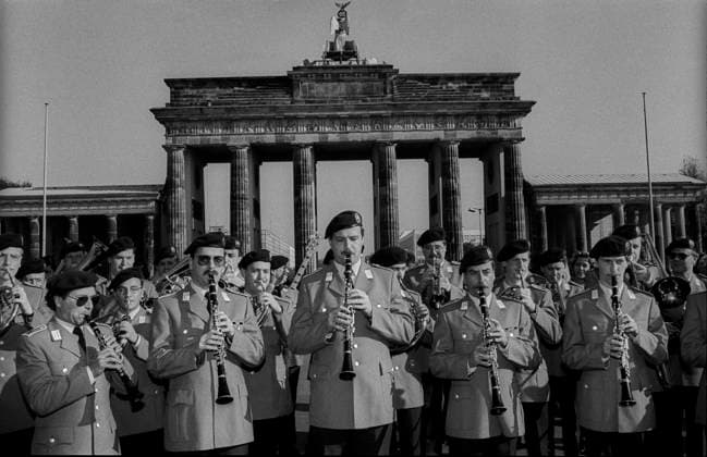 Archivbilder der Woche KW47 Militärkapelle Deutschland, Berlin, 20.10.1991, Militärkapelle der Bundeswehr vorm Brandenburger Tor, Â *** Military Band Germany, Berlin, 20 10 1991, Military Band of the German Armed Forces in front of the Brandenburg Gate, Â