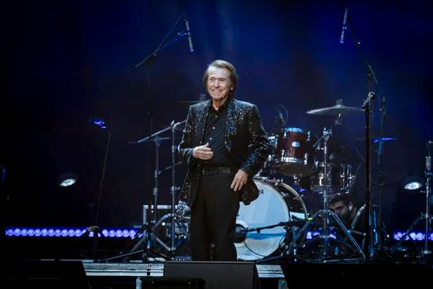 Solidarity concert Music from the heart in support of those affected by the DANA The singer Raphael performs during the solidarity concert Music from the heart, at the WiZink Center, on November 24, 2024, in Madrid Spain Numerous artists have joined to participate in the concert, The money raised from ticket sales and donations from the zero row will go entirely to the platform Som Solidaritat de la Generalitat Valenciana, which will use it to mitigate the ravages of the effects of the storm in Valencia 24 NOVEMBER 2024 A Pé Madrid Madrid Espana  Copyright: xA.xPÃ rezxMecax 6364693