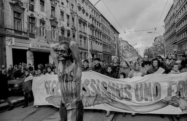 Archivbilder der Woche KW48 Demonstration zum 9. November Deutschland, Berlin, 09.11.1991, Demo zum 9. November (Reichskristallnacht), Âß 125, blutüberströmter Mann, in der Kastanienallee, Â *** Demonstration on November 9th Germany, Berlin, 09 11 1991, Demonstration on November 9th Reichskristallnacht , Âß 125, man covered in blood, in Kastanienallee, Â