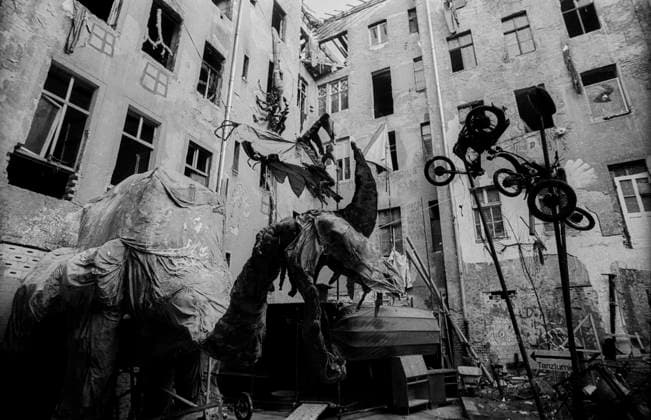 Archivbilder der Woche KW48 Hausbesetzer Dunckerstraße Deutschland, Berlin, 30.11.1991, Drachen, Motorrad, auf dem Hof des besetzen Hauses Dunckerstraße 13 144, Â *** Squatters Dunckerstraße Germany, Berlin, 30 11 1991, kite, motorcycle, in the courtyard of the squatted house Dunckerstraße 13 144, Â