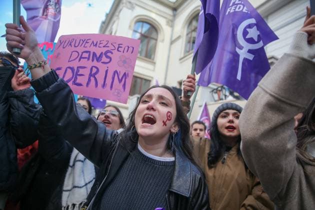 Bilder des Jahres 2024, News 11 November News Themen der Woche KW47 News Bilder des Tages Protest Against Violence Against Women - Istanbul On the eve of the International Day for the Elimination of Violence Against Women, women and women s rights advocates in Kadikoy raised their voices despite police pressure and barricades: We will not stay silent, we will not be afraid, we will not obey! Istanbul, Turkey, on November 24, 2024. Protestors hold slogan to demand implementation of the law on the protection of the family and prevention of violence against women (6284) during the demonstration. Photo by Berkman Ulutin DIA Images ABACAPRESS.COM Istanbul Turkey  Copyright: xDIAxImages ABACAx