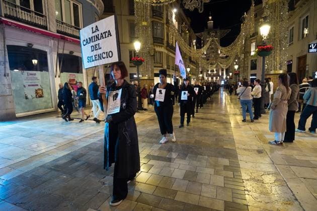 News Themen der Woche KW47 News Bilder des Tages Walk of silence against violence against women in Malaga, Spain - 24 Nov 2024 Women are seen in queue holding candles and placards as they take part in the performance Walk of silence against gender violence. In commemoration of the International Day for the Elimination of Violence against Women, dozens of women took part in a Caminata Del Silencio (Walk of silence) against gender-based sexual violence. They march every year along the streets in Malaga holding candles and placards with the names of all women who were killed by their partners in Spain. Malaga Spain Copyright: xJesusxMeridax xSOPAxImagesx 24112024_JMERIDA1-6