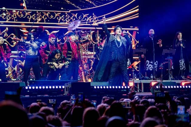 Bilder des Jahres 2024, Entertainment 11 November Entertainment Themen der Woche KW47 Entertainment Bilder des Tages Dimash Kudaibergen Konzert in Düsseldorf 24.11.2024, xkkux, Düsseldorf, PSD-Bank Dome, Der kasachische Sänger Dimash Qudaibergen (Dinmukhammed Qanatuly Qudaibergen) performt zusammen mit seinen Tänzern bei seiner Live Show STRANGER NRW Deutschland *** 24 11 2024, xkkux, Düsseldorf, PSD Bank Dome, The Kazakh singer Dimash Qudaibergen Dinmukhammed Qanatuly Qudaibergen performs together with his dancers at his live show STRANGER NRW Germany