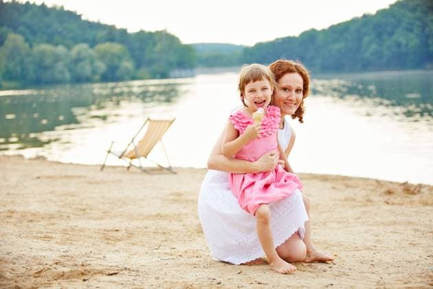 Glückliches Mädchen mit Eis und Mutter am See im Sommer ,model released, Symbolfoto  Copyright: xZoonar.com RobertxKneschkex 6756202 ,model released, Symbolfoto ,property released