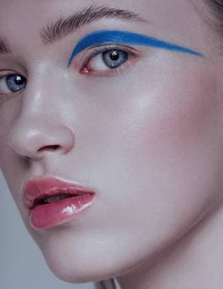 Creative Highlights Symbolbilder Beautiful woman portrait with glitter on face, silver white hair and wet skin and glitterr hands, blue headband and blue nails Belarus, Mogilev Region, Belarus R_PJWUOI210614A-775385-01 ,model released, Symbolfoto