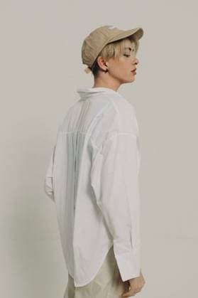 Creative Highlights Symbolbilder A young adult in a white shirt and beige cap, side profile against a neutral background. 26331289 ,model released, Symbolfoto RECORD DATE NOT STATED