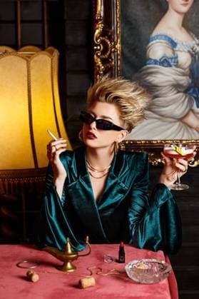 Creative Highlights Symbolbilder A stylish woman in vintage setting with cocktail, wearing velvet jacket and sunglasses 26331495 ,model released, Symbolfoto RECORD DATE NOT STATED