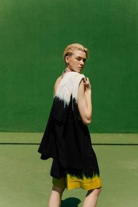 Creative Highlights Symbolbilder A fashionable young woman in a stylish dress poses against a vibrant green backdrop 26331521 ,model released, Symbolfoto RECORD DATE NOT STATED