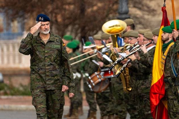 Entertainment Themen der Woche KW48 Entertainment Bilder des Tages King Felipe VI visits the Ground Force Headquarters in Seville King Felipe VI, salutes the flag during his visit to the Ground Force Headquarters On November 25, 2024, in Seville, Andalusia Spain King Felipe VI has visited the Ground Force Headquarters Futer of the Spanish Army, located in the Plaza de Espana in Seville The event was also attended by the Mayor of Seville, José Luis Sanz, who highlighted the importance of the institution for national defense 25 NOVEMBER 2024 Francisco J Seville, Andalusia Seville, Andalusia Espana  Copyright: xFranciscoxJ.xOlmox 6365155