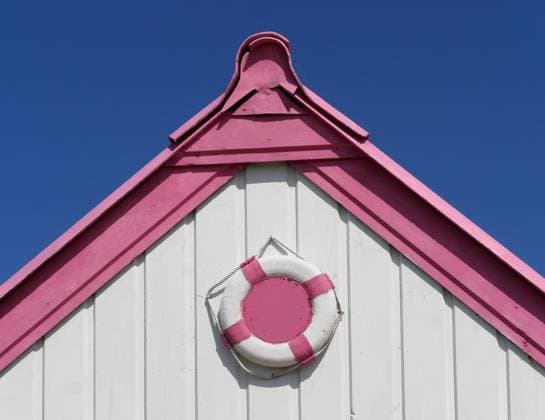 Giebel einer Strandhütte in Gouville-sur-Mer, Normandie Ein Rettungsring als Dekoration an einem Giebel einer Strandhütte in Gouville sur Mer, Normandie, Frankreich Copyright: xZoonar.com DagmarxRichardtx 16012646