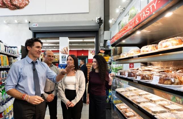 November 25, 2024, Montreal, Pq, CANADA: Prime Minister Justin Trudeau tours Supermarche PA du Parc in Montreal on Monday, Nov. 25, 2024. Montreal CANADA  - ZUMAc35_ 20241125_zaf_c35_051 Copyright: xChristinnexMuschix