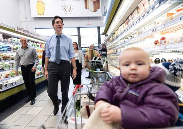 November 25, 2024, Montreal, Pq, CANADA: Prime Minister Justin Trudeau tours Supermarche PA du Parc with store manager Nello Peluso in Montreal on Monday, Nov. 25, 2024. Montreal CANADA  - ZUMAc35_ 20241125_zaf_c35_061 Copyright: xChristinnexMuschix
