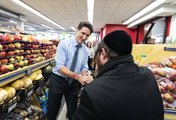 November 25, 2024, Montreal, Pq, CANADA: Prime Minister Justin Trudeau greets shoppers as he tours Supermarche PA du Parc in Montreal, Monday, Nov. 25, 2024. Montreal CANADA  - ZUMAc35_ 20241125_zaf_c35_069 Copyright: xChristinnexMuschix
