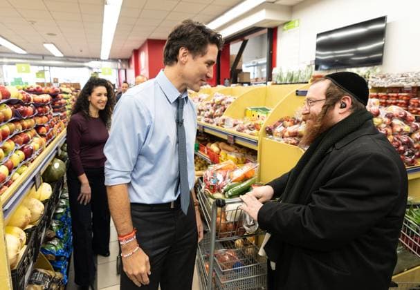November 25, 2024, Montreal, Pq, CANADA: Prime Minister Justin Trudeau greets shoppers as he tours Supermarche PA du Parc in Montreal, Monday, Nov. 25, 2024. Montreal CANADA  - ZUMAc35_ 20241125_zaf_c35_070 Copyright: xChristinnexMuschix