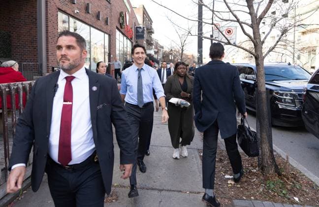 November 25, 2024, Montreal, Pq, CANADA: Prime Minister Justin Trudeau walks down Parc Ave following a tour of Supermarche PA du Parc in Montreal, Monday, Nov. 25, 2024. Montreal CANADA  - ZUMAc35_ 20241125_zaf_c35_074 Copyright: xChristinnexMuschix