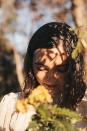 Creative Highlights Symbolbilder A young Hispanic woman with eyes closed enjoying sunlight in a park 26216200 ,model released, Symbolfoto RECORD DATE NOT STATED
