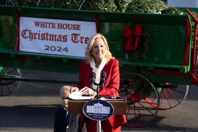 Entertainment Themen der Woche KW48 News Bilder des Tages Entertainment Bilder des Tages November 25, 2024, Washington, District Of Columbia, USA: First lady Dr. Jill Biden speaks as she receives the official 2024 White House Christmas Tree, an 18.5 foot Fraser Fir from Newland, North Carolina at the White House in Washington, DC, November 25, 2024 Washington USA - ZUMAs152 20241125_faa_s152_090 Copyright: xChrisxKleponisx