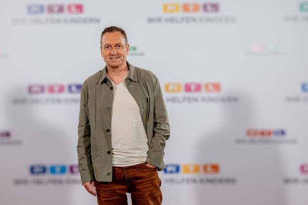 RTL Spendenmarathon in Köln - 21.11.2024 Kabarettist Dieter NUHR auf dem roten Teppich - Der 29. RTL Spendenmarathon - Wir helfen Kindern in den EMG Studios Köln Hürth Köln Hürth Nordrhein-Westfalen Deutschland *** RTL telethon in Cologne 21 11 2024 Cabaret artist Dieter NUHR on the red carpet The 29 RTL telethon We help children at EMG Studios Cologne Hürth Cologne Hürth North Rhine-Westphalia Germany Copyright: xBonn.digitalx xMarcxJohnx