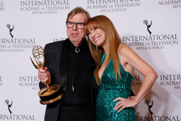 Bilder des Jahres 2024, Entertainment 11 November Entertainment Bilder des Tages English actor Timothy Spall (L) and Jane Seymour (R) pose with the award for Best Performance by an Actor for The Sixth Commandment in the press room at the 52nd International Emmy Awards at New York Hilton Midtown in New York City on Monday, November 25, 2024.  NYP20241125190 JohnxAngelillo