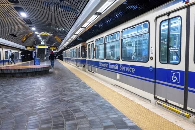 Edmonton, Alberta, Kanada. 3. April 2023. Eine U Bahn des Edmonton Transit Service in der Innenstadt von Edmonton Edmonton, Alberta, Canada. Apr 3, 2023. An Edmonton Transit Service light rail train underground ride in downtown Edmonton Copyright: imageBROKER MarvinxSamuelxTOLENT ibliqx11707431.jpg