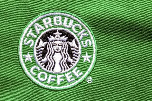 Calgary, Alberta, Kanada. 2. August 2020. Nahaufnahme eines Starbucks Coffee Logos auf einer grünen Schürze Calgary, Alberta, Canada. Aug 2, 2020. Close up of a Starbucks Coffee logo on a green apron Copyright: imageBROKER MarvinxSamuelxTOLENT ibliqx11707110.jpg