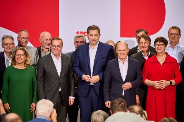 News Themen der Woche KW48 Bilder des Jahres 2024, News 11 November Svenja Schulze, Boris Pistorius, Lars Klingbeil, Olaf Scholz, Karl Lauterbach und Saskia Esken bei der Pressekonferenz der SPD zur Nominierung von Olaf Scholz zum Kanzlerkandidaten für die bevorstehende Bundestagswahl im Berliner Willy-Brandt-Haus. Svenja Schulze, Boris Pistorius, Lars Klingbeil, Olaf Scholz, Karl Lauterbach and Saskia Esken at the SPD press conference on the nomination of Olaf Scholz as candidate for Chancellor in the upcoming Bundestag elections in Berlin s Willy Brandt House. snapshot-photography F.Boillot *** Svenja Schulze, Boris Pistorius, Lars Klingbeil, Olaf Scholz, Karl Lauterbach and Saskia Esken at the SPD press conference on the nomination of Olaf Scholz as candidate for Chancellor in the upcoming Bundestag el