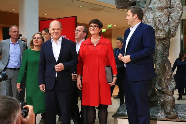 SPD Pressekonferenz zur Nominierung von Olaf Scholz Berlin, 25.11..2024 Lars Klingbeil, Olaf Scholz und Saskia Esken bei der SPD Pressekonferenz zur Nominierung von Olaf Scholz als Kanzlerkandidat im Willy-Brand-Haus in Berlin Berlin Germany *** SPD press conference on the nomination of Olaf Scholz Berlin, 25 11 2024 Lars Klingbeil, Olaf Scholz and Saskia Esken at the SPD press conference on the nomination of Olaf Scholz as candidate for chancellor at the Willy Brand Haus in Berlin Berlin Germany Copyright: xPictureteamx