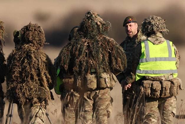Entertainment Themen der Woche KW48 Entertainment Bilder des Tages . 26 11 2024. London, United Kingdom. Prince William during a visit to the 1st Battalion Welsh Guards on Salisbury Plain, United Kingdom.  xStephenxLockx xi-Imagesx IIM-25598-0013