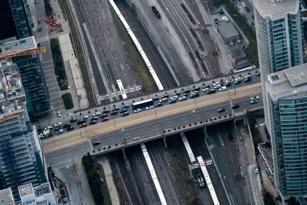 CANADA ONTARIO TORONTO CITY Urban landscape with the train tracks of Union Station car traffic on the road in the Downtown business district old city center seen from the CN Tower in Toronto the economic capital of Canada in the province of Ontario on 22 April 2023 Paysage urbain avec les rails de train de la gare Union et la circulation de voiture sur la route dans le quartier daffaires Downtown dans lancien center ville vu depuis la Tour CN a Toronto capitale economique du Canada dans la province de lOntario le 22 avril 2023 Toronto Downtown Old City Center Canada 