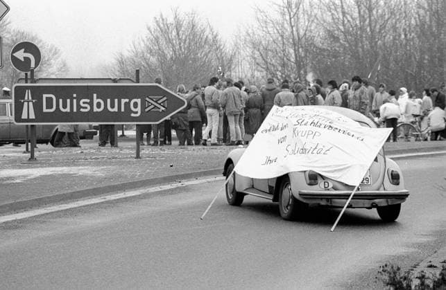 Archivbilder der Woche KW48 Teile der Belegschaft der Firma Elastoform erklären den Stahlarbeitern von Krupp ihre Solidarität und blockiert am 10.12.1987 eine Autobahnauffahrt in Duisburg. Arbeitskampf in der Stahlindustrie *** Parts of the Elastoform workforce declare their solidarity with the Krupp steelworkers and blockade a highway ramp in Duisburg on December 10, 1987 Industrial action in the steel industry