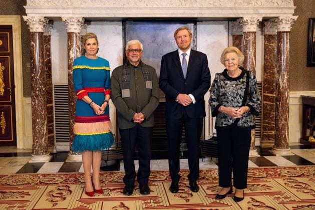 Entertainment Themen der Woche KW48 Entertainment Bilder des Tages Amsterdam, The Netherlands, 2024-11-26 17:07:32 AMSTERDAM, 26-11-2024, Royal Palace AmsterdamKing Willem Alexander presents the Erasmus Prize to Indian writer Amitav Ghosh (Kolkata, 1956) at the Royal Palace Amsterdam. The King is a patron of the Praemium Erasmianum foundation. PHOTO: NLBeeld Patrick van Emst Credit: NL Beeld Patrick van Emst  Copyright: xx x