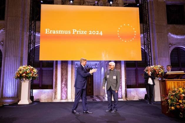 Royals at Erasmus Prize - Amsterdam King Willem Alexander and Amitav Ghosh during the presentation of the Erasmus Prize at the Royal Palace Amsterdam, Netherlands on November 26, 2024. Photo by Patrick van Emst Bruno Press ABACAPRESS.COM Amsterdam Netherlands  Copyright: xBrunoxPress ABACAx