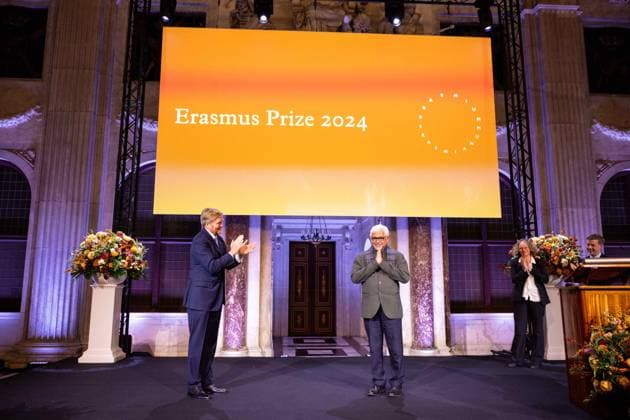 Royals at Erasmus Prize - Amsterdam King Willem Alexander and Amitav Ghosh during the presentation of the Erasmus Prize at the Royal Palace Amsterdam, Netherlands on November 26, 2024. Photo by Patrick van Emst Bruno Press ABACAPRESS.COM Amsterdam Netherlands  Copyright: xBrunoxPress ABACAx
