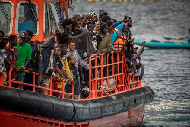 News Themen der Woche KW48 Bilder des Jahres 2024, News 11 November News Bilder der Tages Arrival of a new cayuco with 165 migrants to El Hierro Dozens of migrants on their arrival at the Port of La Restinga, on November 26, 2024, in El Hierro, Santa Cruz de Tenerife, Tenerife, Canary Islands Spain This morning, the maritime rescue helicopter, Helimer, based in Santa Cruz de Tenerife, located a cayuco 35 nautical miles from the island of El Hierro From the CCS of Tenerife the SSMM vessel, Salvamar Acrux, was activated, which managed to rescue 165 migrants, including 20 women and 2 small children, who were transferred to the port of La Restinga where they were disembarked. Among the people were Yemeni nationals as well as Senegalese and Malian 26 NOVEMBER 2024 MIGRANTS IMMIGRATION CAYUKO CANARY ISLANDS IMMIGRANTS PATERA RESCUE S  Copyright: xAntonioxSemperex 6368375